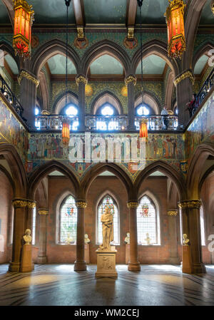 Scottish National Portrait Gallery, interno con statua di Burns, Edimburgo, Scozia, Regno Unito Foto Stock