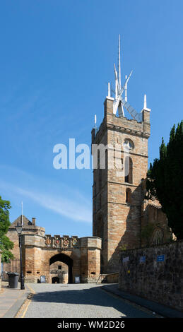 Linlithgow Palace gate esterno e Chiesa di San Michele, Linlithgow, W Lothian, Scozia, Regno Unito Foto Stock