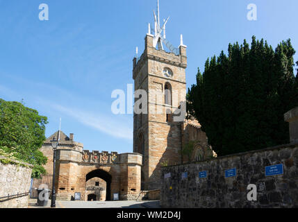 Linlithgow Palace gate esterno e Chiesa di San Michele, Linlithgow, W Lothian, Scozia, Regno Unito Foto Stock