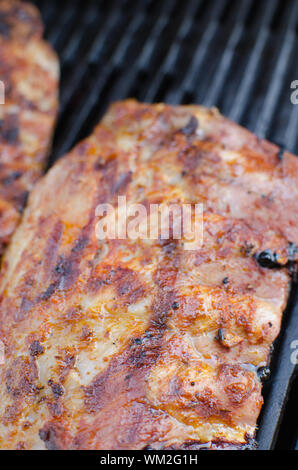 Spareribs sul grill con dip, tostate baguette Foto Stock