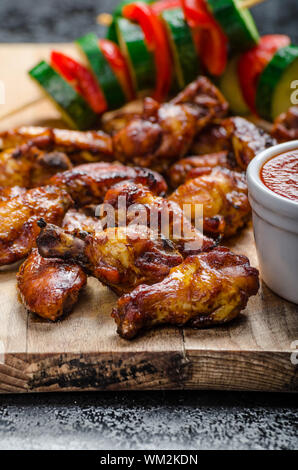 Sticky pollo con red hot dip e spiedini vegetariani Foto Stock