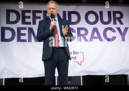 Londra, Regno Unito. Il 4 settembre, 2019. Dr Phillip Lee, il gruppo del Partito europeo dei liberali democratici MP per Bracknell, indirizzi rimangono sostenitori a difendere la nostra democrazia rally in piazza del Parlamento poco dopo la MPs ha superato il ritardo Brexit bill in House of Commons. Credito: Mark Kerrison/Alamy Live News Foto Stock