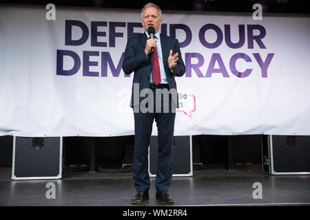 Londra, Regno Unito. Il 4 settembre, 2019. Dr Phillip Lee, il gruppo del Partito europeo dei liberali democratici MP per Bracknell, indirizzi rimangono sostenitori a difendere la nostra democrazia rally in piazza del Parlamento poco dopo la MPs ha superato il ritardo Brexit bill in House of Commons. Credito: Mark Kerrison/Alamy Live News Foto Stock