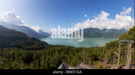 Bellissima vista panoramica paesaggio canadese vista durante una soleggiata giornata estiva. Preso in Murrin parco vicino Squamish, a nord di Vancouver, BC, Canada. Foto Stock