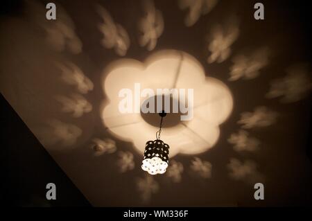 Nero lampada a soffitto con luce riflette Foto Stock