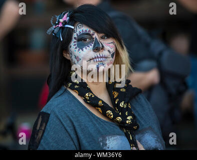 TUCSON, AZ/USA - Novembre 09: Unidentified giovane donna in facepaint a tutte le anime processione il 09 novembre 2014 in Tucson, AZ, Stati Uniti d'America. Foto Stock