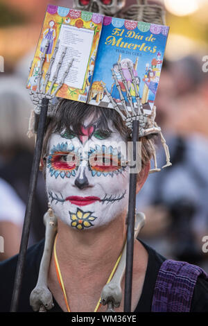 TUCSON, AZ/USA - Novembre 09: donna non identificato in facepaint a tutte le anime processione il 09 novembre 2014 in Tucson, AZ, Stati Uniti d'America. Foto Stock