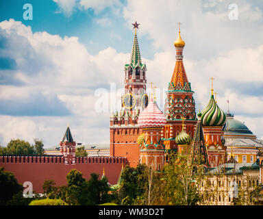 Colorfuil torri di San Basilio la cattedrale e la Torre Spasskaya del Cremlino di Mosca contro la sorprendente estate cloudscape Foto Stock