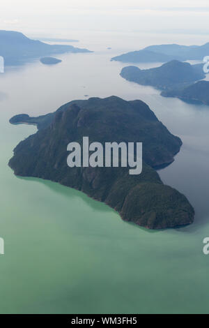 Vista aerea dell'incudine, Gambier, Bowen e Bowyer Isola di Howe Sound. Prese a nord di Vancouver, British Columbia, Canada. Foto Stock