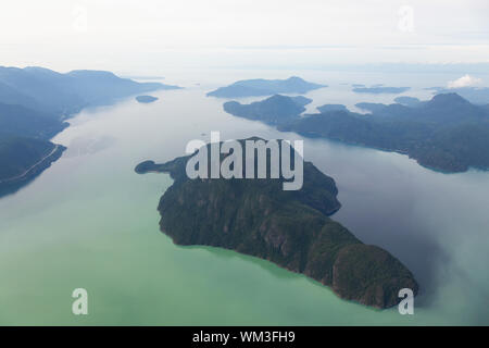 Vista aerea dell'incudine, Gambier, Bowen e Bowyer Isola di Howe Sound. Prese a nord di Vancouver, British Columbia, Canada. Foto Stock