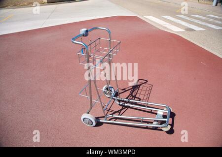 Lonely carrello portabagagli al di fuori dell'aeroporto di Lione Foto Stock