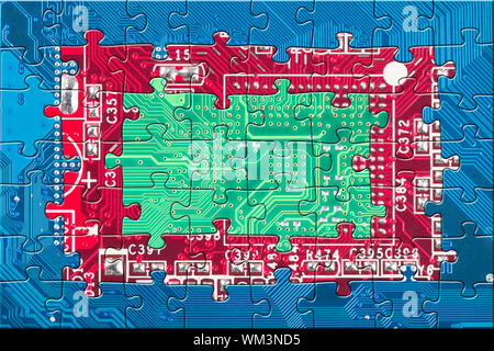 Di colore in astratto il circuito elettronico della scheda Sfondo puzzle in blu, con colori rosso e verde Foto Stock