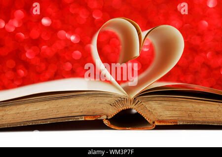 Cuore realizzato da pagine di libri, amare la lettura, il giorno di San Valentino concetto Foto Stock