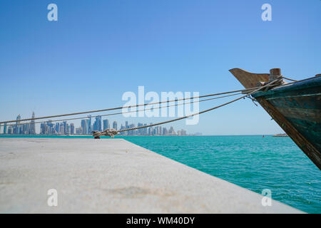 Al Dafna architettonicamente sykline moderna attraverso il porto Dhow con archetto e corde di ormeggio a Doha in Qatar Foto Stock