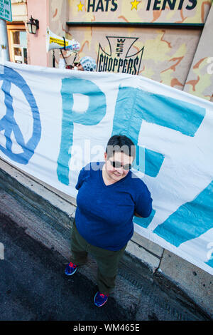 TUCSON, AZ/USA - Novembre 09: donna non identificato sheilds folla da street predicatore fratello Dean Saxton, a tutte le anime Processione su 09 Novembre 2 Foto Stock