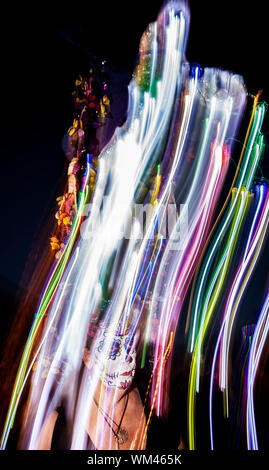 TUCSON, AZ/USA - Novembre 09: Effetto colpo di unidentified con scheletro illuminato a tutte le anime processione il 09 novembre 2014 in Tucson, AZ, Stati Uniti Foto Stock