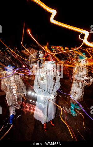 TUCSON, AZ/USA - Novembre 09: Effetto colpo di esecutori non identificati in tutte le anime processione il 09 novembre 2014 in Tucson, AZ, Stati Uniti d'America. Foto Stock