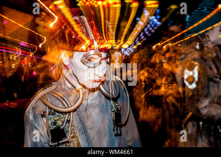 TUCSON, AZ/USA - Novembre 09: Effetto colpo di esecutore non identificato in tutte le anime processione il 09 novembre 2014 in Tucson, AZ, Stati Uniti d'America. Foto Stock