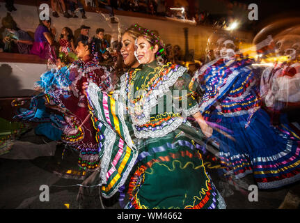 TUCSON, AZ/USA - Novembre 09: Effetto colpo di unidentified folklorico ballerini a tutte le anime processione il 09 novembre 2014 in Tucson, AZ, Stati Uniti d'America. Foto Stock