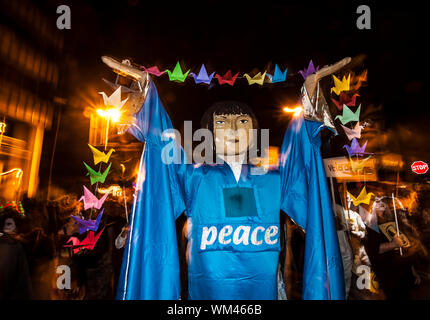 TUCSON, AZ/USA - Novembre 09: persone non identificate con grande figura in tutte le anime processione il 09 novembre 2014 in Tucson, AZ, Stati Uniti d'America. Foto Stock