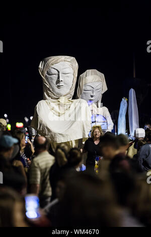 TUCSON, AZ/USA - Novembre 09: persone non identificate con grandi facce asiatica in tutte le anime processione il 09 novembre 2014 in Tucson, AZ, Stati Uniti d'America. Foto Stock