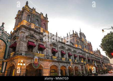 Palazzo municipale di Puebla, Puebla. sunrise nel centro storico e zolacalo de puebla. Città coloniale, storia e architettura antica. Puebla de Zaragoza, Messico. Edificio situato di fronte alla Plaza Mayor del centro storico, un sito del Patrimonio mondiale dal 1987. Architettura Elizabethan con influenze dal neoclassico e rinascimentale italiana (© Foto: LuisGutierrez / NortePhoto.com) Palacio Municipal de Puebla, Puebla. amanecer en el centro historico y zolacalo de puebla. ciudad coloniale, historia y arquitectrua antigua. Puebla de Zaragoza, Messico. Edificio ubicado frente a Foto Stock