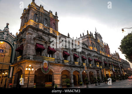 Palazzo municipale di Puebla, Puebla. sunrise nel centro storico e zolacalo de puebla. Città coloniale, storia e architettura antica. Puebla de Zaragoza, Messico. Edificio situato di fronte alla Plaza Mayor del centro storico, un sito del Patrimonio mondiale dal 1987. Architettura Elizabethan con influenze dal neoclassico e rinascimentale italiana (© Foto: LuisGutierrez / NortePhoto.com) Palacio Municipal de Puebla, Puebla. amanecer en el centro historico y zolacalo de puebla. ciudad coloniale, historia y arquitectrua antigua. Puebla de Zaragoza, Messico. Edificio ubicado frente a Foto Stock