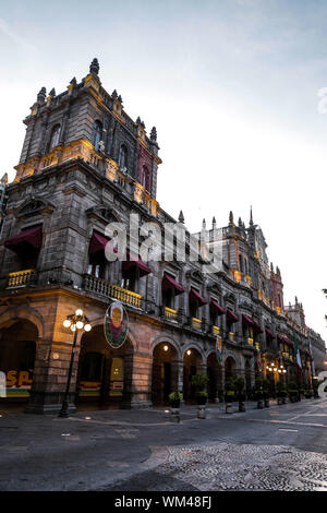 Palazzo municipale di Puebla, Puebla. sunrise nel centro storico e zolacalo de puebla. Città coloniale, storia e architettura antica. Puebla de Zaragoza, Messico. Edificio situato di fronte alla Plaza Mayor del centro storico, un sito del Patrimonio mondiale dal 1987. Architettura Elizabethan con influenze dal neoclassico e rinascimentale italiana (© Foto: LuisGutierrez / NortePhoto.com) Palacio Municipal de Puebla, Puebla. amanecer en el centro historico y zolacalo de puebla. ciudad coloniale, historia y arquitectrua antigua. Puebla de Zaragoza, Messico. Edificio ubicado frente a Foto Stock