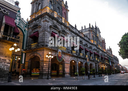 Palazzo municipale di Puebla, Puebla. sunrise nel centro storico e zolacalo de puebla. Città coloniale, storia e architettura antica. Puebla de Zaragoza, Messico. Edificio situato di fronte alla Plaza Mayor del centro storico, un sito del Patrimonio mondiale dal 1987. Architettura Elizabethan con influenze dal neoclassico e rinascimentale italiana (© Foto: LuisGutierrez / NortePhoto.com) Palacio Municipal de Puebla, Puebla. amanecer en el centro historico y zolacalo de puebla. ciudad coloniale, historia y arquitectrua antigua. Puebla de Zaragoza, Messico. Edificio ubicado frente a Foto Stock