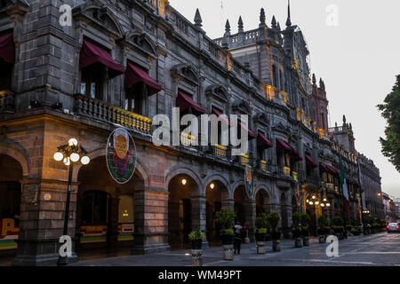 Palazzo municipale di Puebla, Puebla. sunrise nel centro storico e zolacalo de puebla. Città coloniale, storia e architettura antica. Puebla de Zaragoza, Messico. Edificio situato di fronte alla Plaza Mayor del centro storico, un sito del Patrimonio mondiale dal 1987. Architettura Elizabethan con influenze dal neoclassico e rinascimentale italiana (© Foto: LuisGutierrez / NortePhoto.com) Palacio Municipal de Puebla, Puebla. amanecer en el centro historico y zolacalo de puebla. ciudad coloniale, historia y arquitectrua antigua. Puebla de Zaragoza, Messico. Edificio ubicado frente a Foto Stock