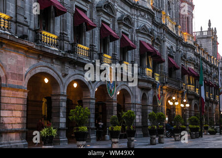 Palazzo municipale di Puebla, Puebla. sunrise nel centro storico e zolacalo de puebla. Città coloniale, storia e architettura antica. Puebla de Zaragoza, Messico. Edificio situato di fronte alla Plaza Mayor del centro storico, un sito del Patrimonio mondiale dal 1987. Architettura Elizabethan con influenze dal neoclassico e rinascimentale italiana (© Foto: LuisGutierrez / NortePhoto.com) Palacio Municipal de Puebla, Puebla. amanecer en el centro historico y zolacalo de puebla. ciudad coloniale, historia y arquitectrua antigua. Puebla de Zaragoza, Messico. Edificio ubicado frente a Foto Stock