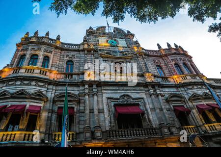 Palazzo municipale di Puebla, Puebla. sunrise nel centro storico e zolacalo de puebla. Città coloniale, storia e architettura antica. Puebla de Zaragoza, Messico. Edificio situato di fronte alla Plaza Mayor del centro storico, un sito del Patrimonio mondiale dal 1987. Architettura Elizabethan con influenze dal neoclassico e rinascimentale italiana (© Foto: LuisGutierrez / NortePhoto.com) Palacio Municipal de Puebla, Puebla. amanecer en el centro historico y zolacalo de puebla. ciudad coloniale, historia y arquitectrua antigua. Puebla de Zaragoza, Messico. Edificio ubicado frente a Foto Stock