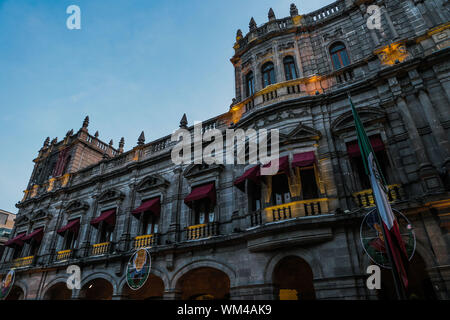 Palazzo municipale di Puebla, Puebla. sunrise nel centro storico e zolacalo de puebla. Città coloniale, storia e architettura antica. Puebla de Zaragoza, Messico. Edificio situato di fronte alla Plaza Mayor del centro storico, un sito del Patrimonio mondiale dal 1987. Architettura Elizabethan con influenze dal neoclassico e rinascimentale italiana (© Foto: LuisGutierrez / NortePhoto.com) Palacio Municipal de Puebla, Puebla. amanecer en el centro historico y zolacalo de puebla. ciudad coloniale, historia y arquitectrua antigua. Puebla de Zaragoza, Messico. Edificio ubicado frente a Foto Stock