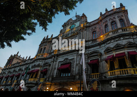 Palazzo municipale di Puebla, Puebla. sunrise nel centro storico e zolacalo de puebla. Città coloniale, storia e architettura antica. Puebla de Zaragoza, Messico. Edificio situato di fronte alla Plaza Mayor del centro storico, un sito del Patrimonio mondiale dal 1987. Architettura Elizabethan con influenze dal neoclassico e rinascimentale italiana (© Foto: LuisGutierrez / NortePhoto.com) Palacio Municipal de Puebla, Puebla. amanecer en el centro historico y zolacalo de puebla. ciudad coloniale, historia y arquitectrua antigua. Puebla de Zaragoza, Messico. Edificio ubicado frente a Foto Stock