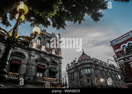 Palazzo municipale di Puebla, Puebla. sunrise nel centro storico e zolacalo de puebla. Città coloniale, storia e architettura antica. Puebla de Zaragoza, Messico. Edificio situato di fronte alla Plaza Mayor del centro storico, un sito del Patrimonio mondiale dal 1987. Architettura Elizabethan con influenze dal neoclassico e rinascimentale italiana (© Foto: LuisGutierrez / NortePhoto.com) Palacio Municipal de Puebla, Puebla. amanecer en el centro historico y zolacalo de puebla. ciudad coloniale, historia y arquitectrua antigua. Puebla de Zaragoza, Messico. Edificio ubicado frente a Foto Stock