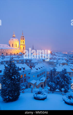 Praga - Vista del castello di Hradcany e st. nicolaus chiesa in inverno Foto Stock