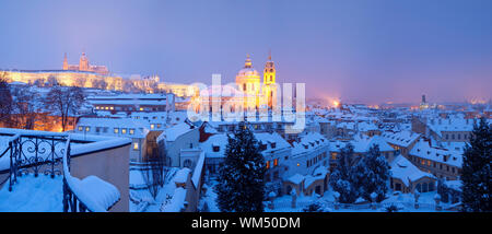 Praga - panorama del castello di Hradcany e st. nicolaus chiesa in inverno Foto Stock