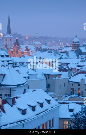 Praga - vista invernale di mala strana tetti coperti di neve Foto Stock
