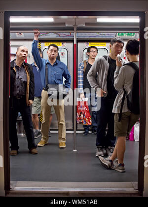 HONG KONG - Novembre 8 2014 : i passeggeri in metropolitana MTR cabina. Oltre il 90% giornalmente viaggiatori utilizzano i mezzi di trasporto pubblici. Foto Stock