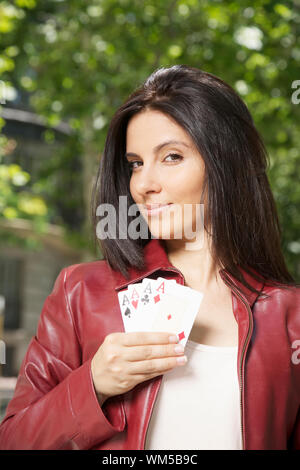 Pretty Woman con quattro assi in mano Foto Stock