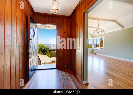 Casa vuota interna. Entrata in corridoio con asse di legno pareti rivestite con pannelli di legno e pavimento di legno duro Foto Stock