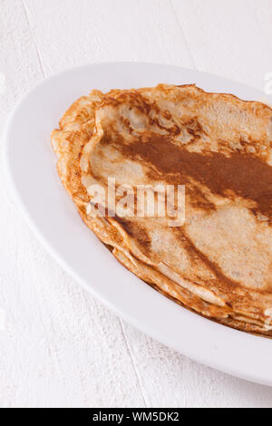 Deliziose frittelle sulla piastra servita Foto Stock