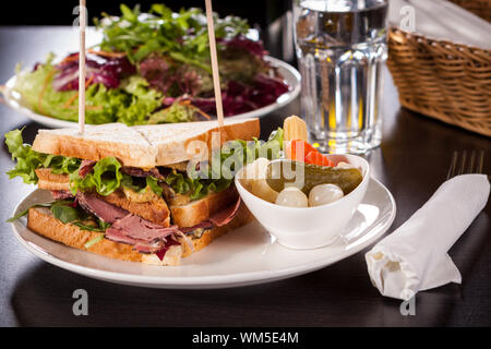 Deliziosa pastrami club sandwich e sottaceti Foto Stock