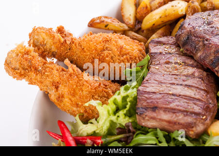 Piatto di Salumi misti, insalata e patatine fritte Foto Stock