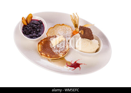 Gustose frittelle dolci con gelato alla vaniglia e topping Foto Stock
