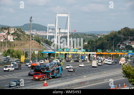 Il Ponte sul Bosforo a Istanbul Asia separa dall'Europa Foto Stock