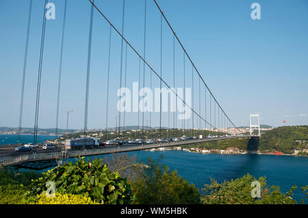 Il Ponte sul Bosforo a Istanbul Asia separa dall'Europa Foto Stock