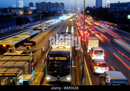 Gli autobus filea dimostrato che essi non erano abbastanza potenti per operare in Istanbul Foto Stock