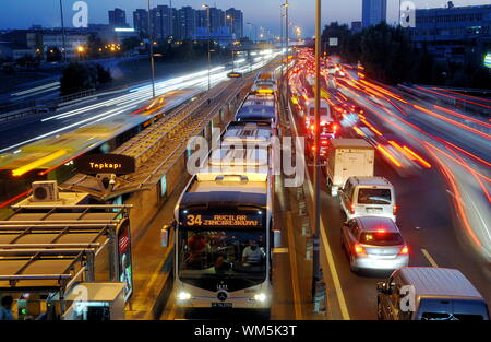 Gli autobus filea dimostrato che essi non erano abbastanza potenti per operare in Istanbul Foto Stock