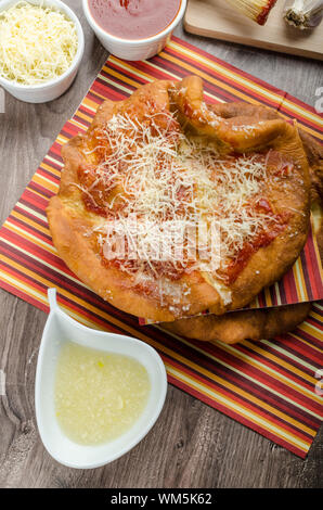 Carnevale tradizionale fast food specialty fritto di pasta di pane con formaggio, ketchup e aglio Foto Stock